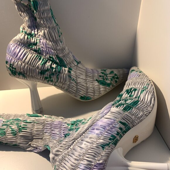 Lottie Boot in Beige Wallpaper - Picture 3 of 4